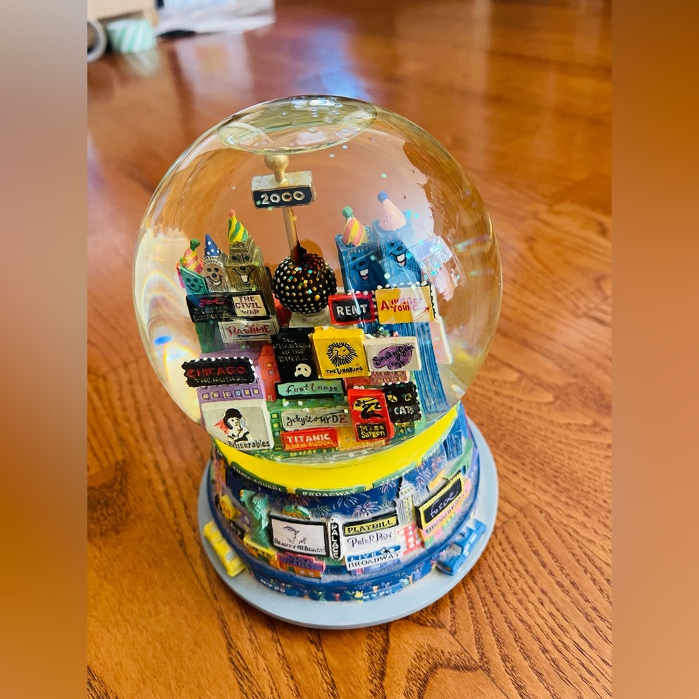 Vintage New York Y2K musical snow globe music box